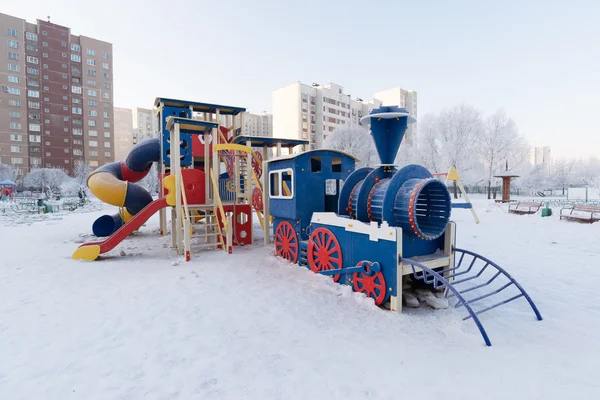 Aire de jeux en plein air en hiver — Photo