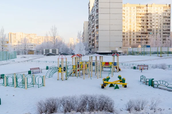 Παιδική χαρά δομή σε εξωτερικούς χώρους το χειμώνα — Φωτογραφία Αρχείου