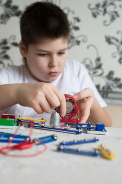 Genç çocuk evde elektronik proje ile