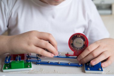 Genç çocuk evde elektronik proje ile