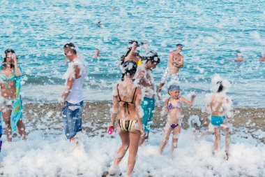 Kemer, Türkiye-Ağustos 21, 2014. Köpük partisi resort üzerinde. Bir grup insan içki, dans ve müzik keyfi.