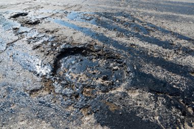 Yol onarım. Asfalt ve asfalt delik