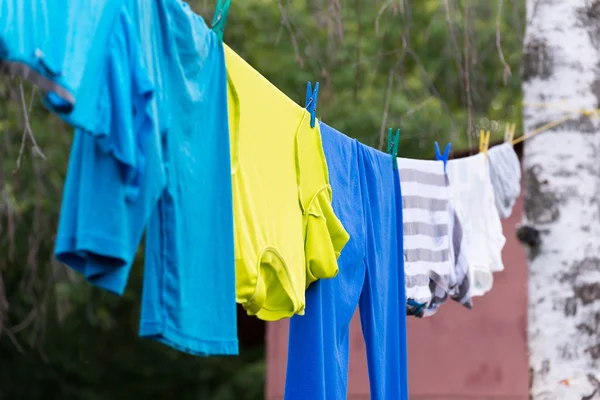 Linen is dried on rope in the garden — Stock Photo, Image