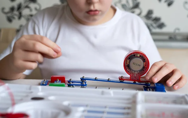 Tiener jongen thuis met elektronische project — Stockfoto