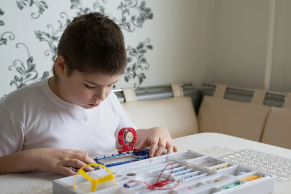 Tiener jongen thuis met elektronische project — Stockfoto