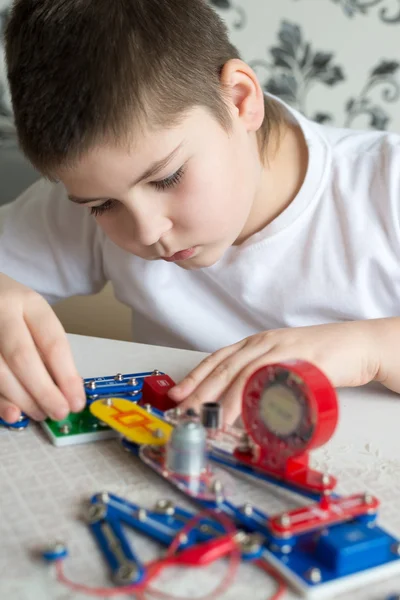 Teen boy a casa con progetto elettronico — Foto Stock