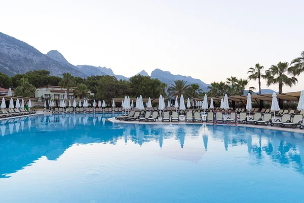 Beautiful pool on  background of mountains in the evening — Stock Photo, Image