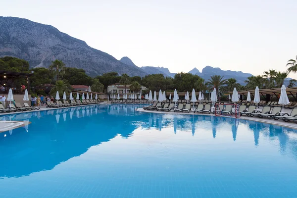 Belle piscine sur fond de montagnes le soir — Photo