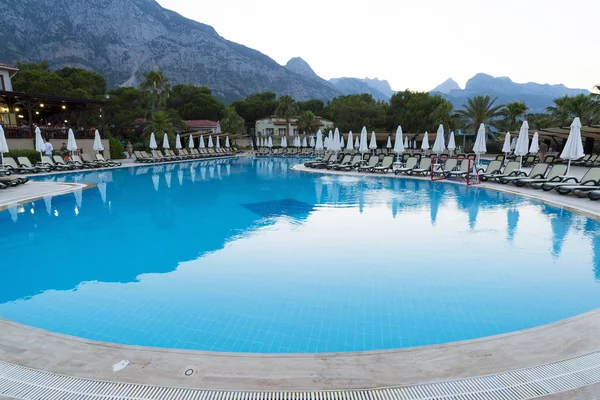 Beautiful pool on  background of mountains in the evening — Stock Photo, Image