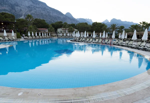 Schöner Pool vor dem Hintergrund der Berge am Abend — Stockfoto