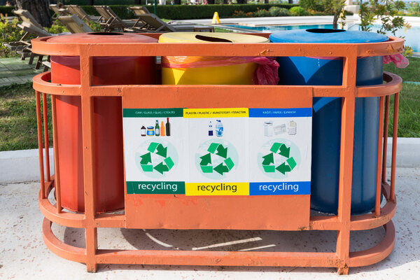 Мусорные контейнеры для раздельного сбора отходов
