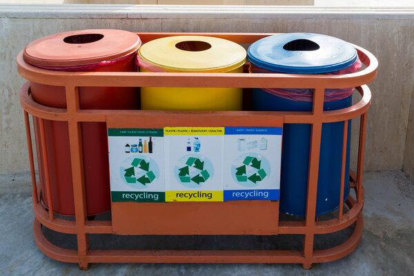 Мусорные контейнеры для раздельного сбора отходов
