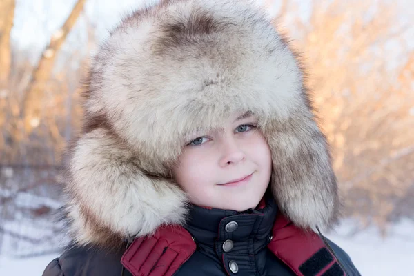 Menino de chapéu de inverno — Fotografia de Stock