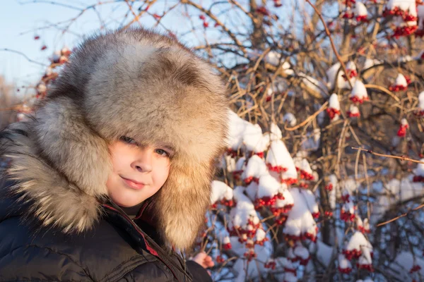 Мальчик в зимней шляпе — стоковое фото