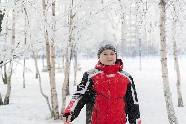Menino adolescente no parque de inverno — Fotografia de Stock