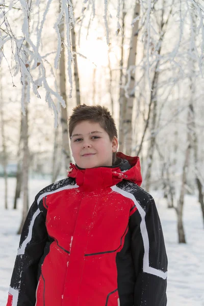 Έφηβο αγόρι στο χειμερινό πάρκο — Φωτογραφία Αρχείου
