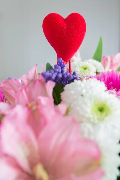 Czerwone serca i bukiet kwiatów — Zdjęcie stockowe