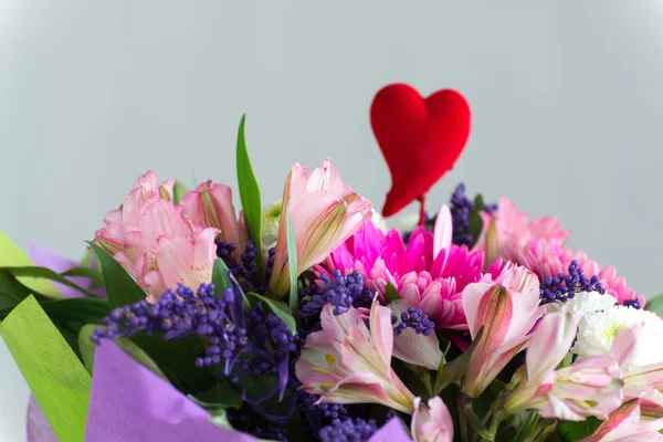 Röda hjärtan och en bukett blommor — Stockfoto