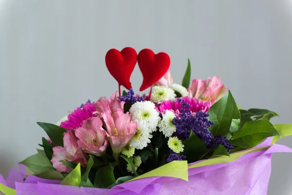 Red hearts and a bouquet of flowers — Stock Photo, Image