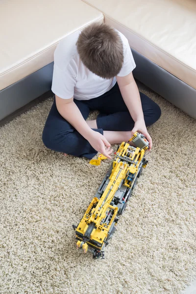 Мальчик играет собирает от конструктора автомобиля — стоковое фото