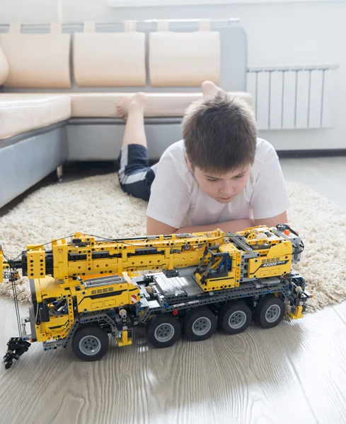 Boy plays collects from the constructor of  car — Stock Photo, Image