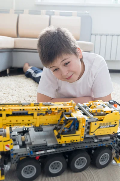 Αγόρι παιχνίδια συλλέγει από τον κατασκευαστή του αυτοκινήτου — Φωτογραφία Αρχείου