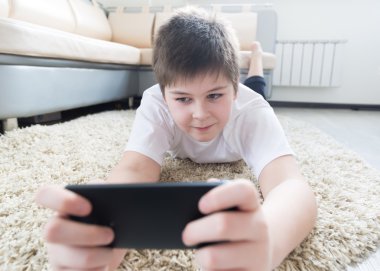 Çocuk odasında bir halı üzerinde yalan telefon ile