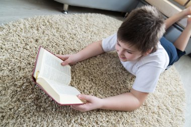 Halı odasında yatarken kitap okurken erkek