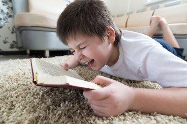 Halı odasında yatarken kitap okurken erkek