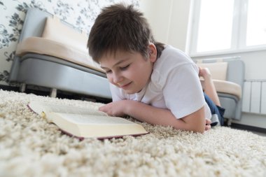 Halı odasında yatarken kitap okurken erkek
