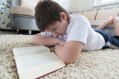 Halı odasında yatarken kitap okurken erkek