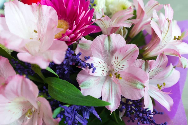 Buquê de flores com um monte de flores diferentes — Fotografia de Stock