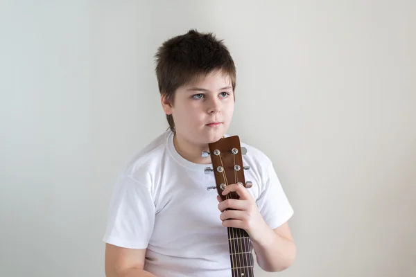 Teenage Boy plays an acoustic guitar — Stock Photo, Image