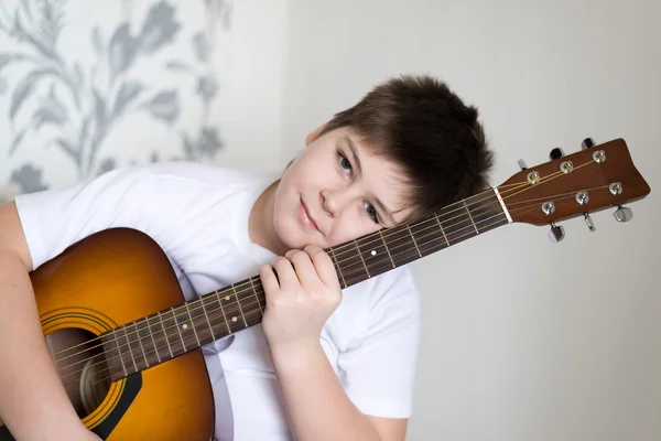 Teenage Boy plays an acoustic guitar — Stock Photo, Image