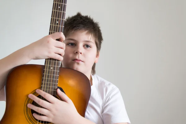 Teenage Boy plays an acoustic guitar — Stock Photo, Image