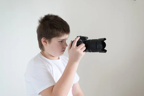 十几岁的男孩，用相机上的光 — 图库照片