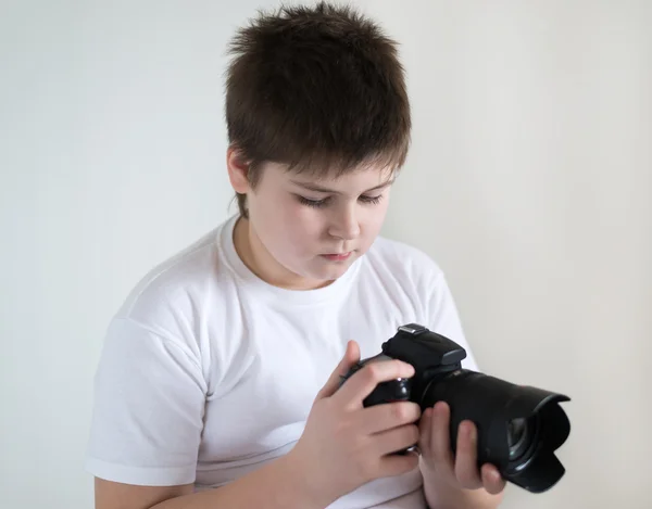 Kamera ışık ile genç çocuk — Stok fotoğraf