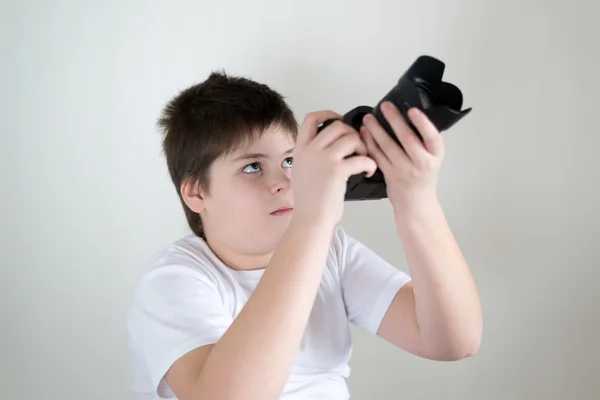 Tonårspojke med kamera på ljus — Stockfoto