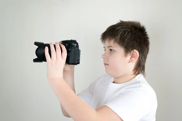 Tonårspojke med kamera på ljus — Stockfoto