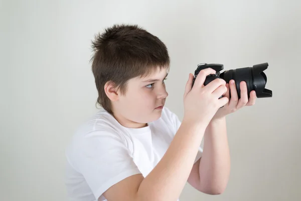 Adolescente com câmera na luz — Fotografia de Stock