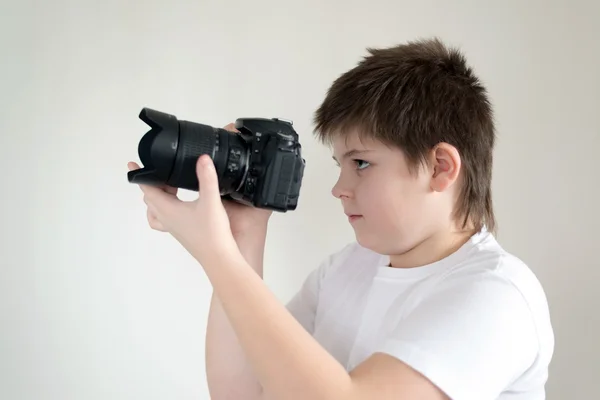 Kamera ışık ile genç çocuk — Stok fotoğraf