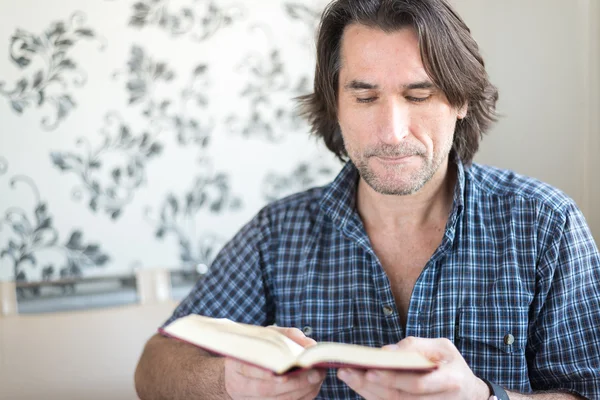 Man reads a book at the table — Stock Photo, Image
