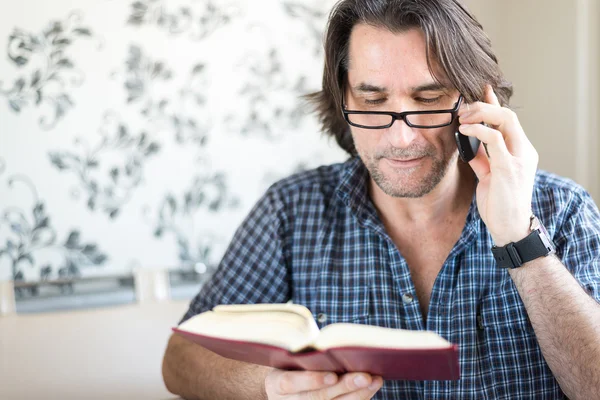 Homme lit un livre à la table — Photo