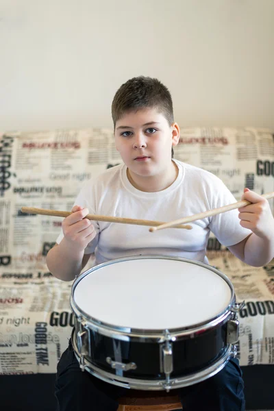 Niño adolescente tocando la batería en la habitación —  Fotos de Stock