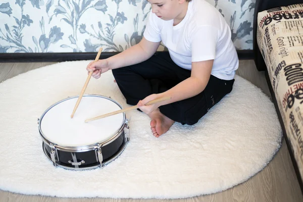 Boy teenager playing drums in  room — Stock Photo, Image