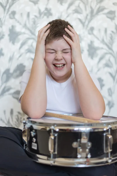 Jugendlicher Junge mit Trommel hält seinen Kopf — Stockfoto