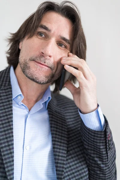 Man in a checkered suit talking on cell phone — Stock Photo, Image