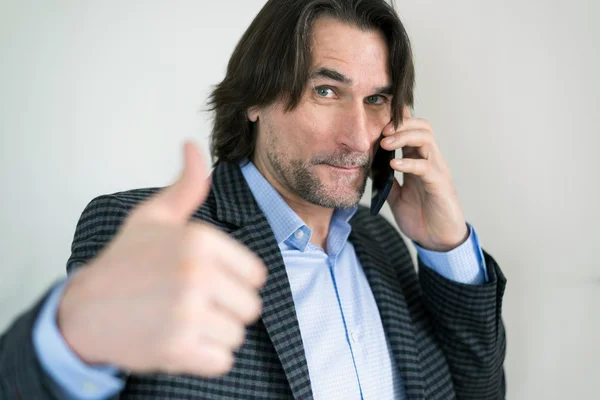 Man in a checkered suit talking on cell phone — Stock Photo, Image