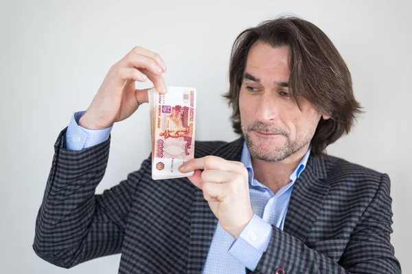 Человек с российскими деньгами в руках — стоковое фото