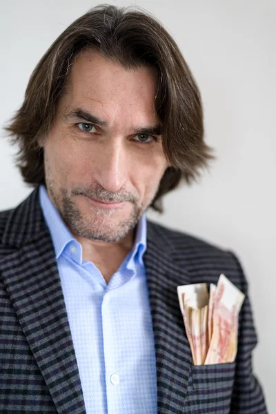 Русский человек с деньгами в кармане пиджака — стоковое фото